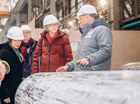 美国驻叶卡捷琳堡总领事访问上萨尔达冶金生产协会阿维斯马集团
